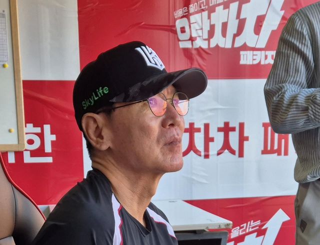 인터뷰하는 kt wiz 이강철 감독