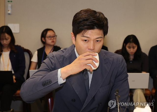 물 마시는 김용태 비상대책위원장