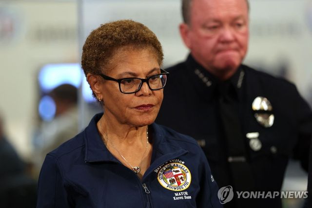 9일 기자회견하는 캐런 배스 LA 시장