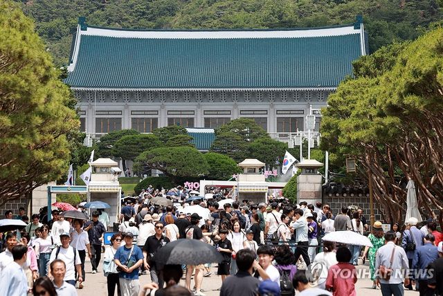 청와대 찾은 관람객들