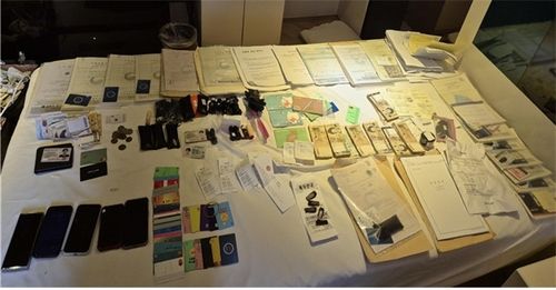 조직원 은신처에서 압수한 사업자등록증, 통장, 휴대전화 등