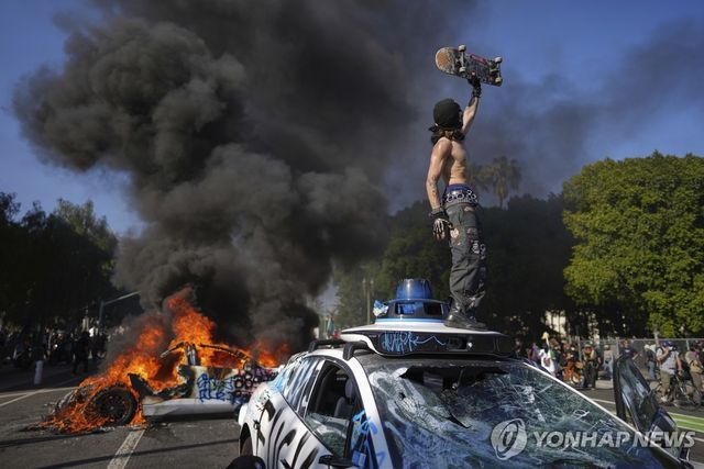 택시 부수는 시위대 모습