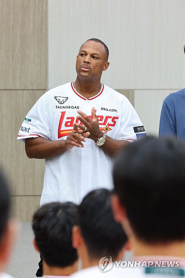 선수들의 질문에 답하는 MLB 레전드 아드리안 벨트레