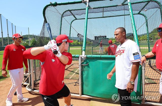 타격자세 코칭 하는 벨트레