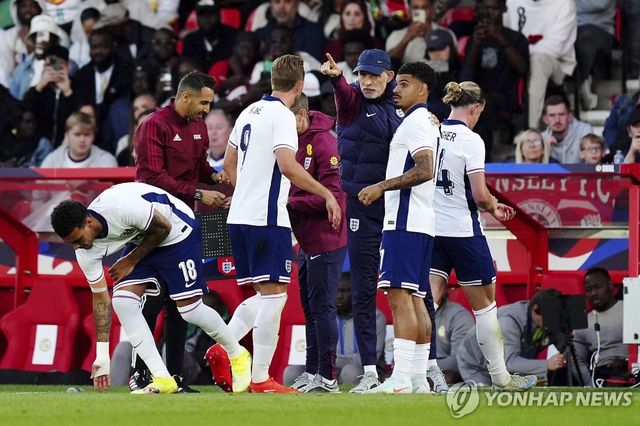 작전 지시를 내리는 잉글랜드 대표팀의 토마스 투헬 감독