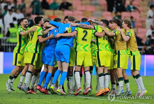 북중미 월드컵 본선 진출 확정 후 기쁨을 나누는 호주 선수들.