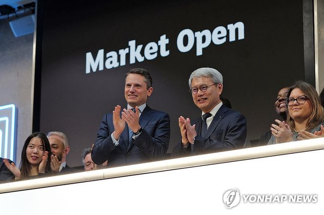 윤희성 한국수출입은행장(왼쪽에서 세번째) [연합뉴스 자료사진]