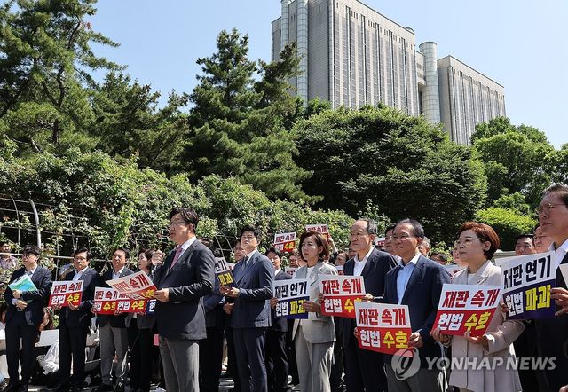 발언하는 권성동 원내대표