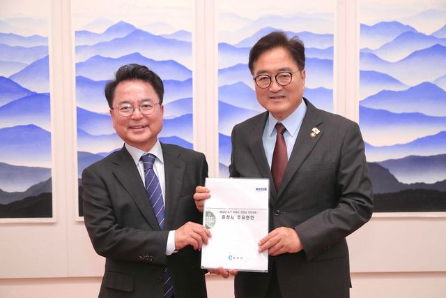 육동한 춘천시장(왼쪽)이 우원식 국회의장에게 지역 현안에 대한 국비 지원을 요청했다