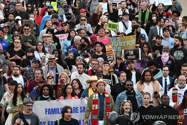 트럼프 대통령의 군대 투입에 반발하며 철야 기도에 나선 로스앤젤레스 시민들 [AFP 연합뉴스. 재판매 및 DB 금지]