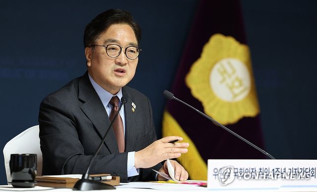 질문에 답변하는 우원식 국회의장