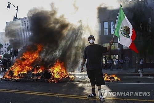 멕시코 국기 든 LA 시위대