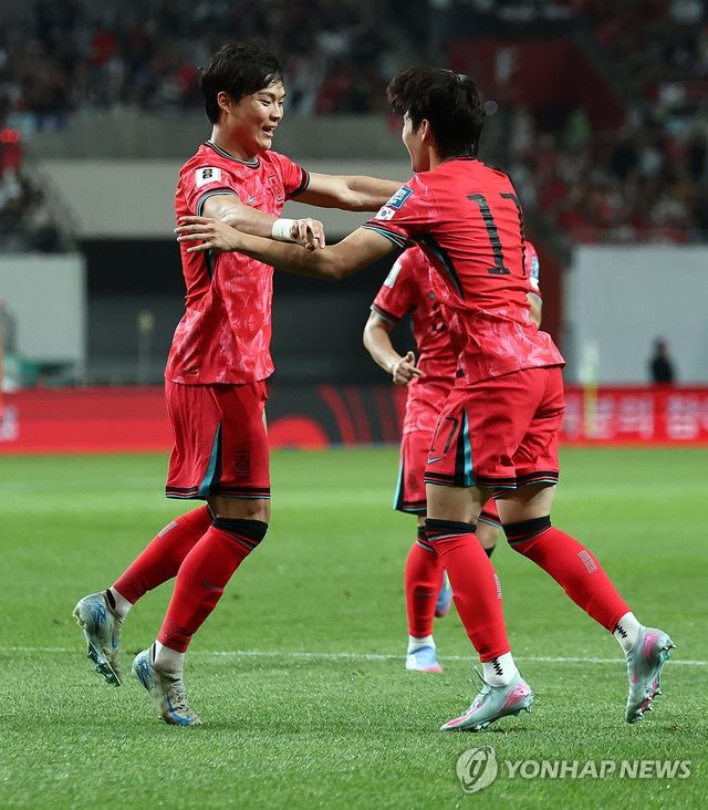 골 넣고 배준호와 기뻐하는 오현규