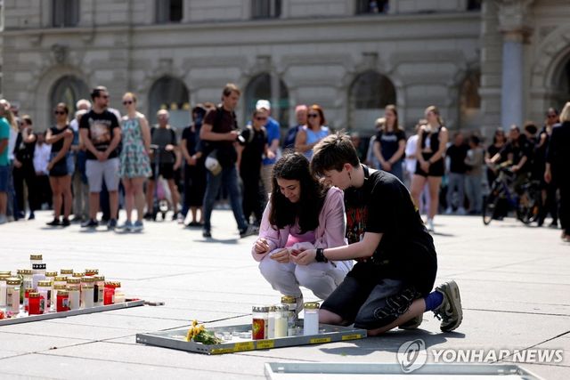 그라츠의 광장에서 희생자 추모하는 시민들