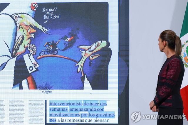 11일(현지시간) 기자회견에서 미국 정치풍자물 바라보는 멕시코 대통령