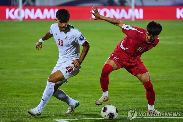 북한(북은 유니폼)과 이란의 경기 장면.