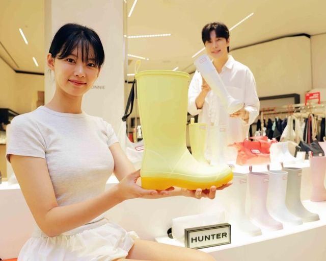 신세계百, 이른 장마 예보에 '서머 슈즈 행사' 앞당겨 진행