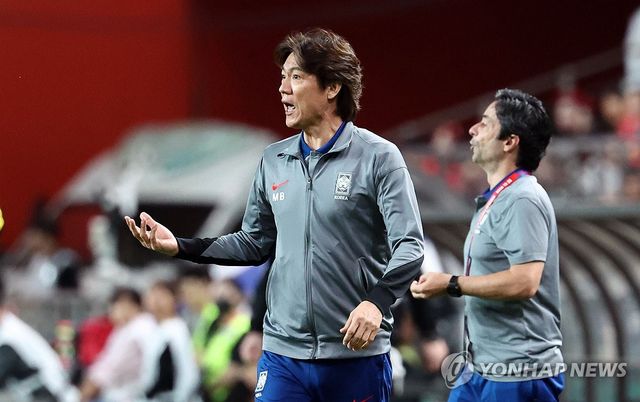 작전 지시하는 홍명보 감독