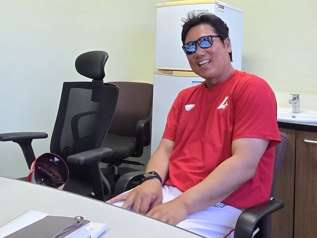 취재진과 인터뷰하는 박정권 SSG 퓨처스팀 감독