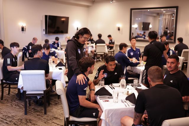 팀 회식하는 울산 선수단.