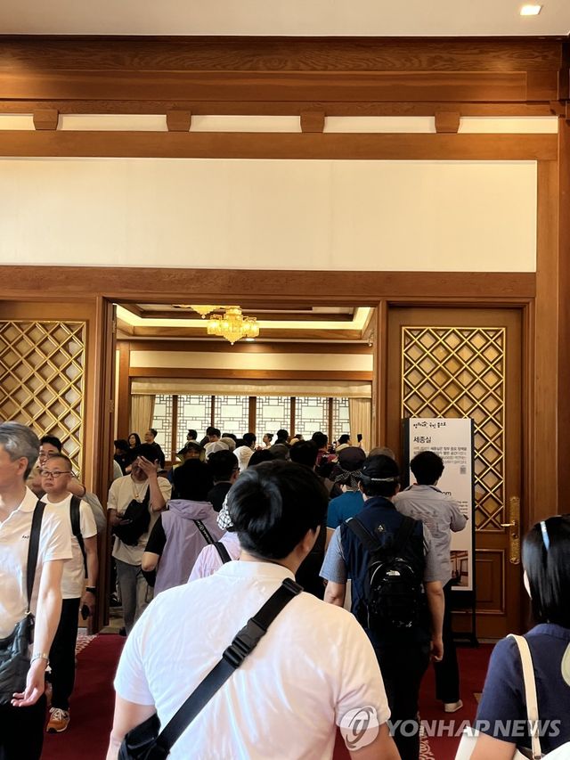 청와대 본관 내부 관람객 인산인해