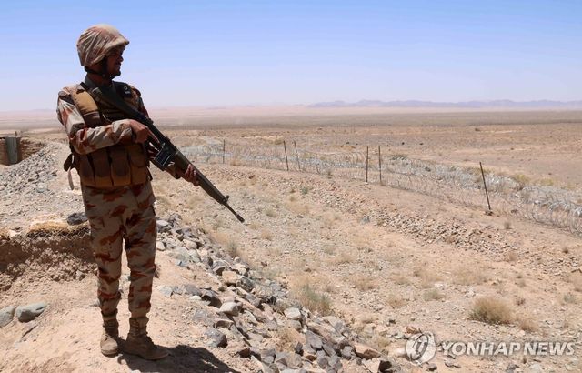 아프간과의 국경에서 경계근무 중인 파키스탄 군인
