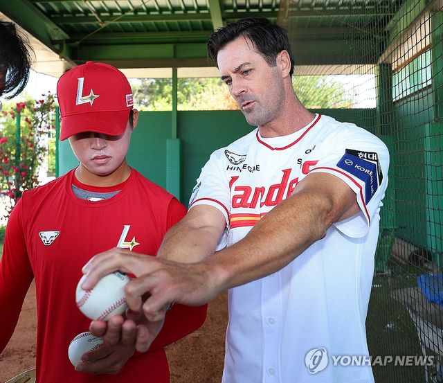 볼 그립 코칭 하는 콜 해멀스