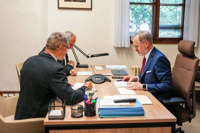 이재명 대통령과 통화하는 페트르 피알라 체코 총리