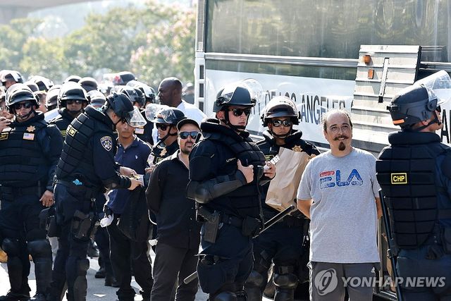 LA 시위 현장에서 체포되는 시위자들