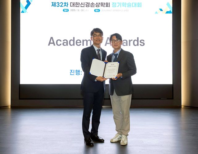 기념촬영하는 윤정호 교수(오른쪽)