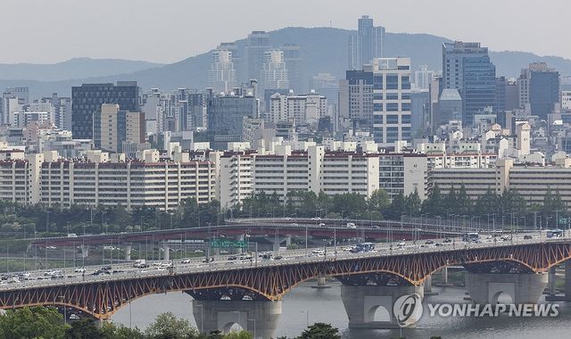 아파트 거래량 감소에도 고가 단지 밀집 서울 강남은 절반 이상 신고가