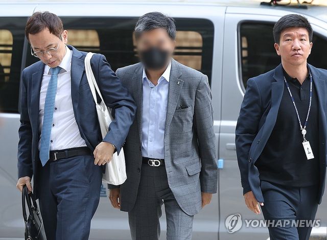 영장실질심사 출석하는 기업은행 부당대출 의혹 현직 직원
