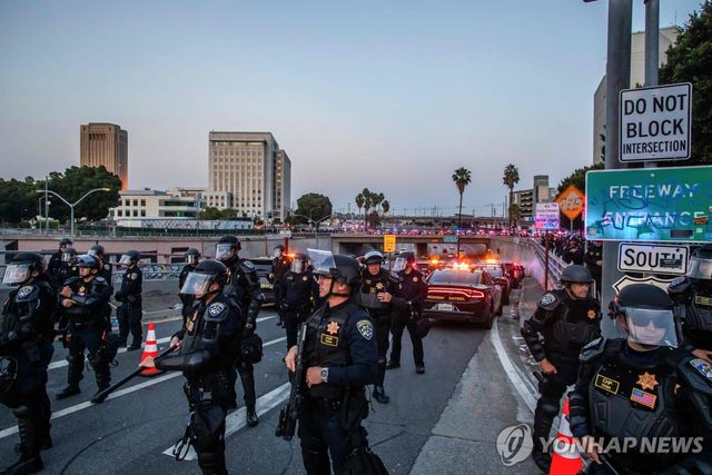 지난 10일 저녁 캘리포니아 고속도로 순찰대가 통행금지령이 내려진 도심 고속도로 일대를 지키는 모습