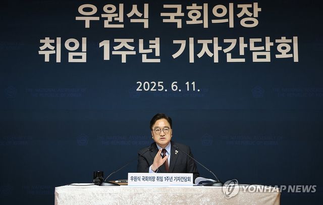 질문에 답변하는 우원식 국회의장