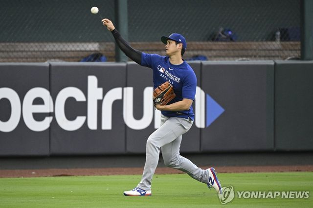 캐치볼로 어깨를 푸는 오타니 쇼헤이