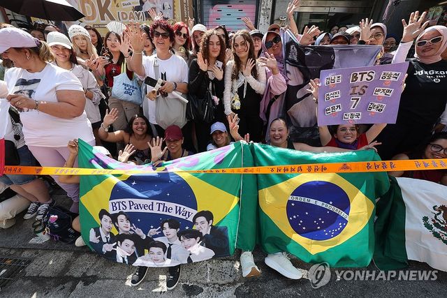 BTS 지민·정국 전역 축하하는 아미들