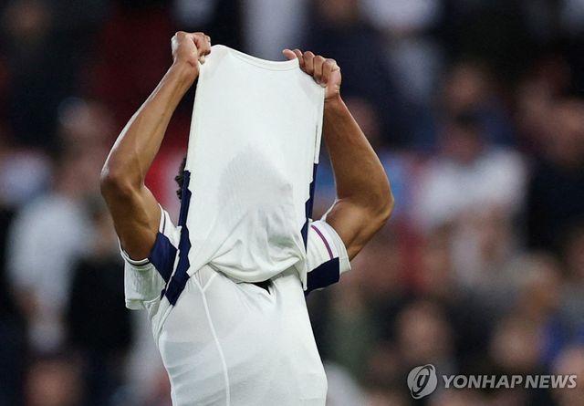 득점 실패에 아쉬워하는 잉글랜드 대표팀의 주드 벨링엄