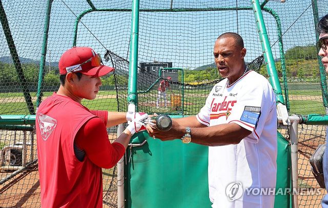 타격자세 코칭 하는 벨트레