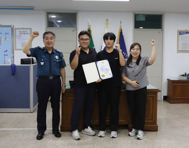 기념 촬영을 하는 최성윤군