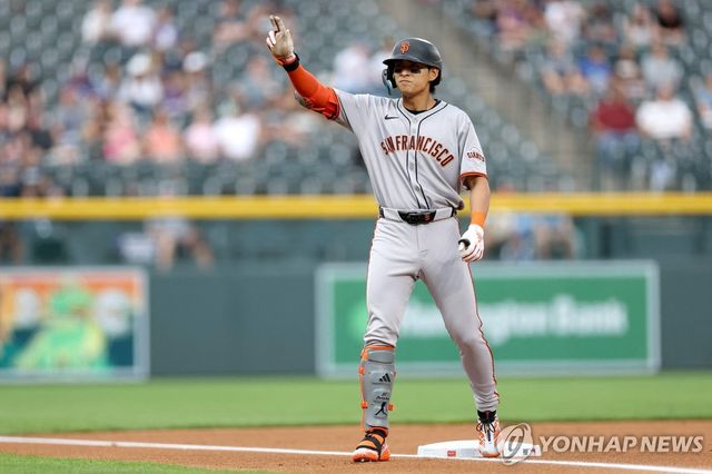 1회 3루타를 치고 동료들에게 세리머니 하는 이정후