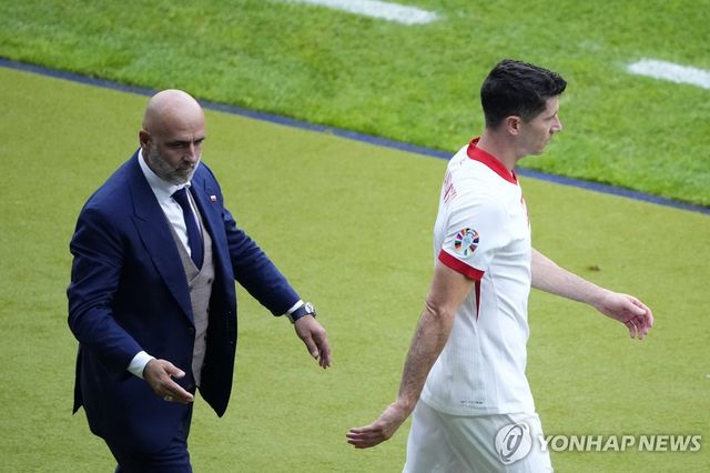 레반도프스키(오른쪽)와 프로비에시 감독