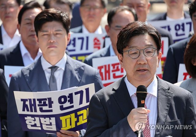 발언하는 권성동 원내대표