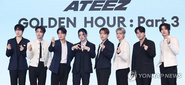 포즈 취하는 에이티즈