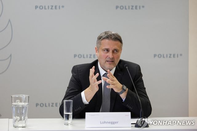 기자회견하는 미하엘 로네거 슈타이어마르크주 형사수사국장