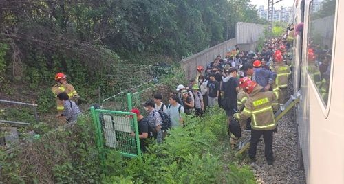 대피하는 승객들