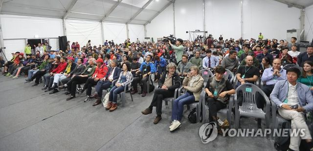 메스너 강연에 몰린 인파