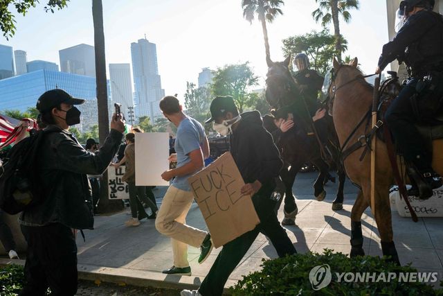 11일 LA 도심에서 시위대를 해산시키려는 경찰