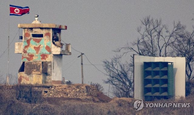 북한군 초소 옆으로 보이는 대남방송 확성기