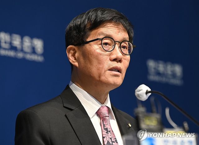 기자간담회서 발언하는 이창용 한은 총재