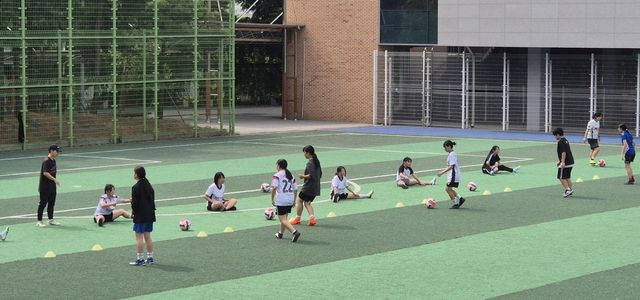킥키타카 프로그램에서 축구를 배우는 여학생들